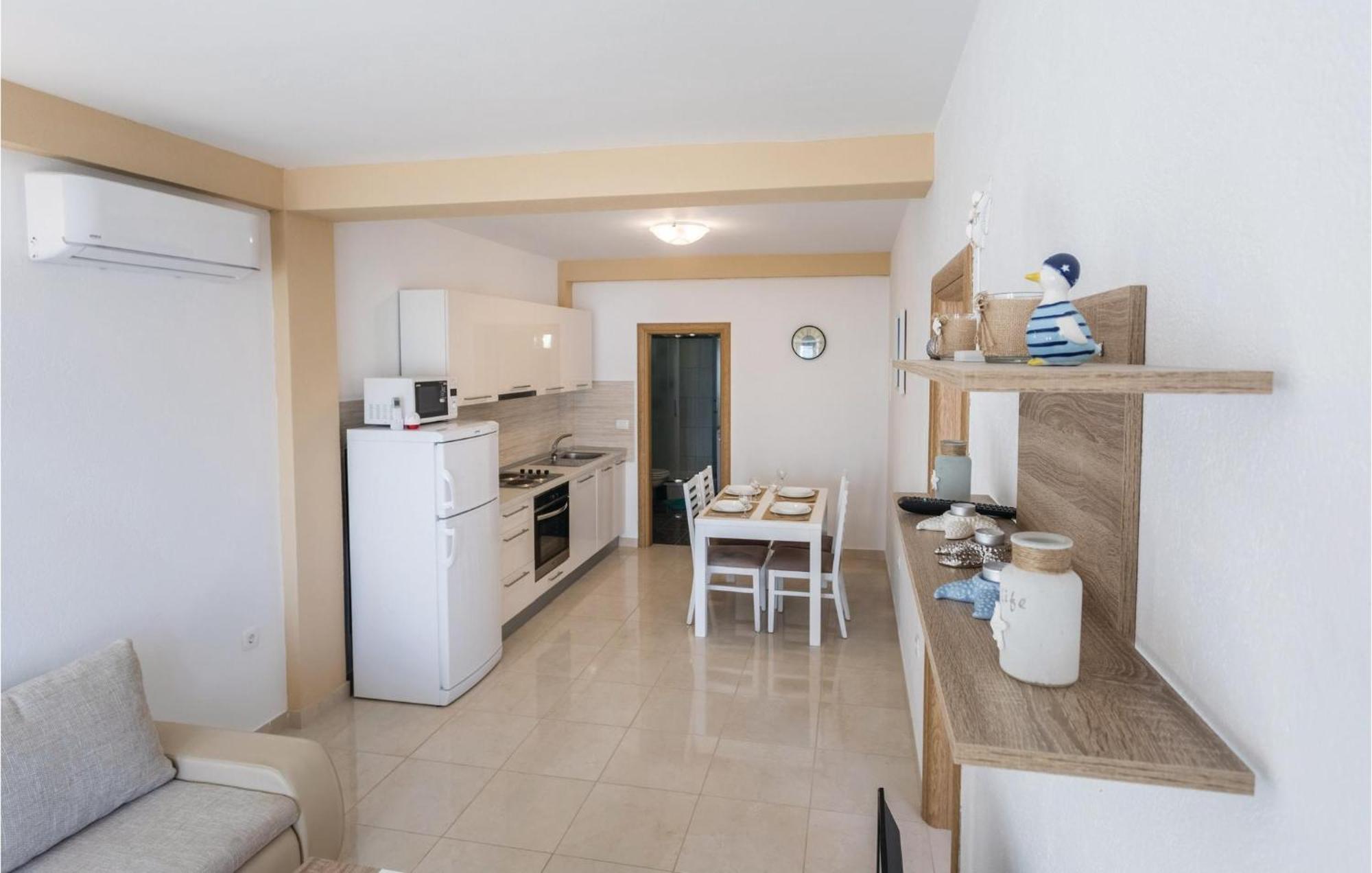 1 Bedroom Amazing Apartment In Komarna Klek Kültér fotó