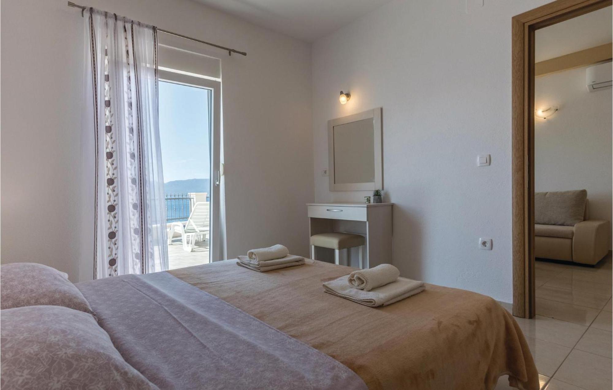1 Bedroom Amazing Apartment In Komarna Klek Kültér fotó