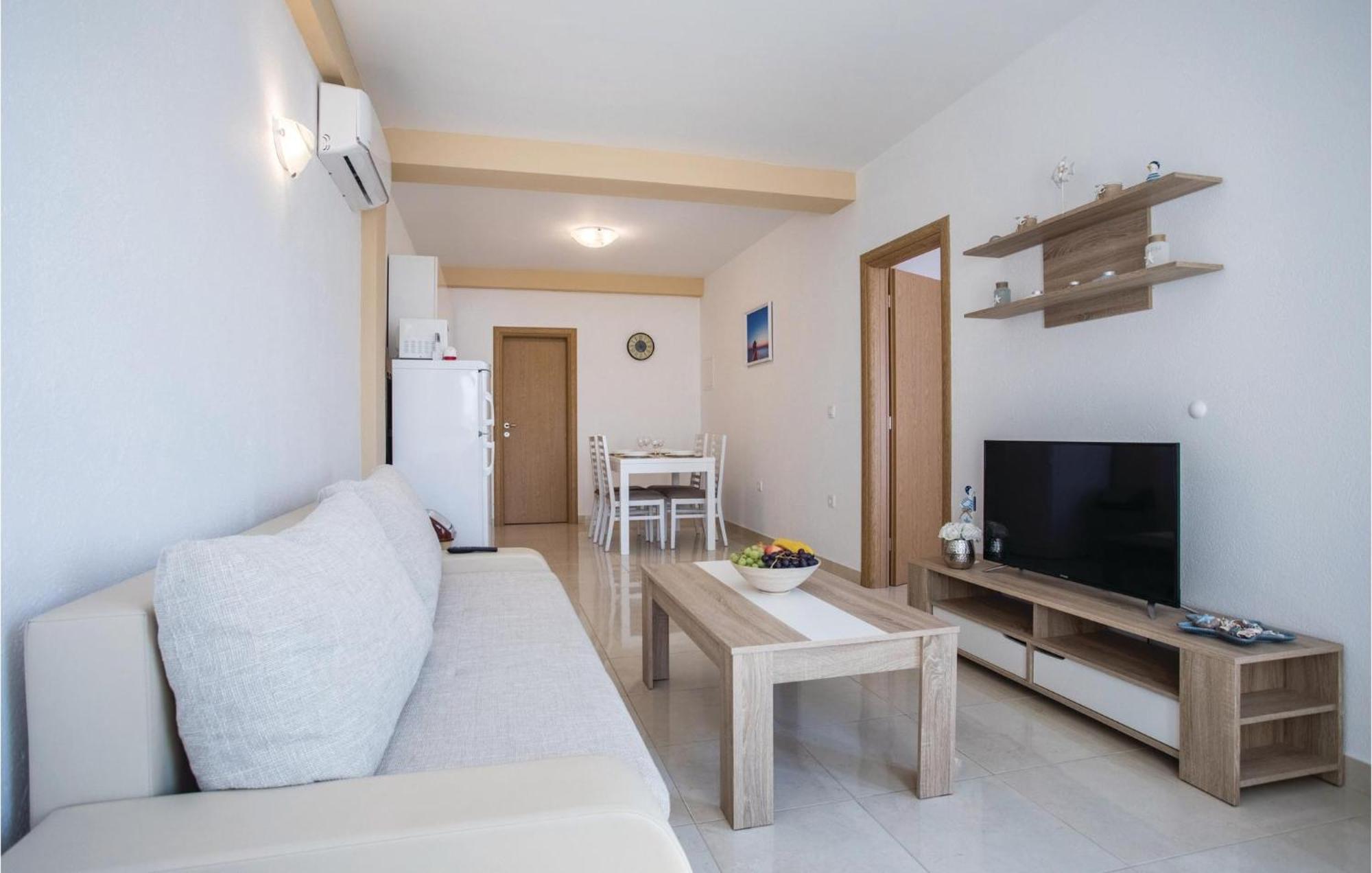1 Bedroom Amazing Apartment In Komarna Klek Kültér fotó