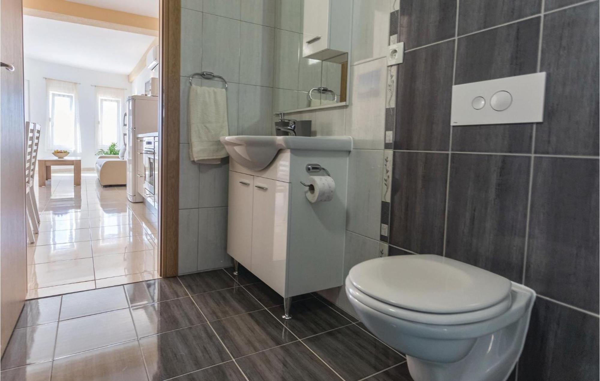 1 Bedroom Amazing Apartment In Komarna Klek Kültér fotó